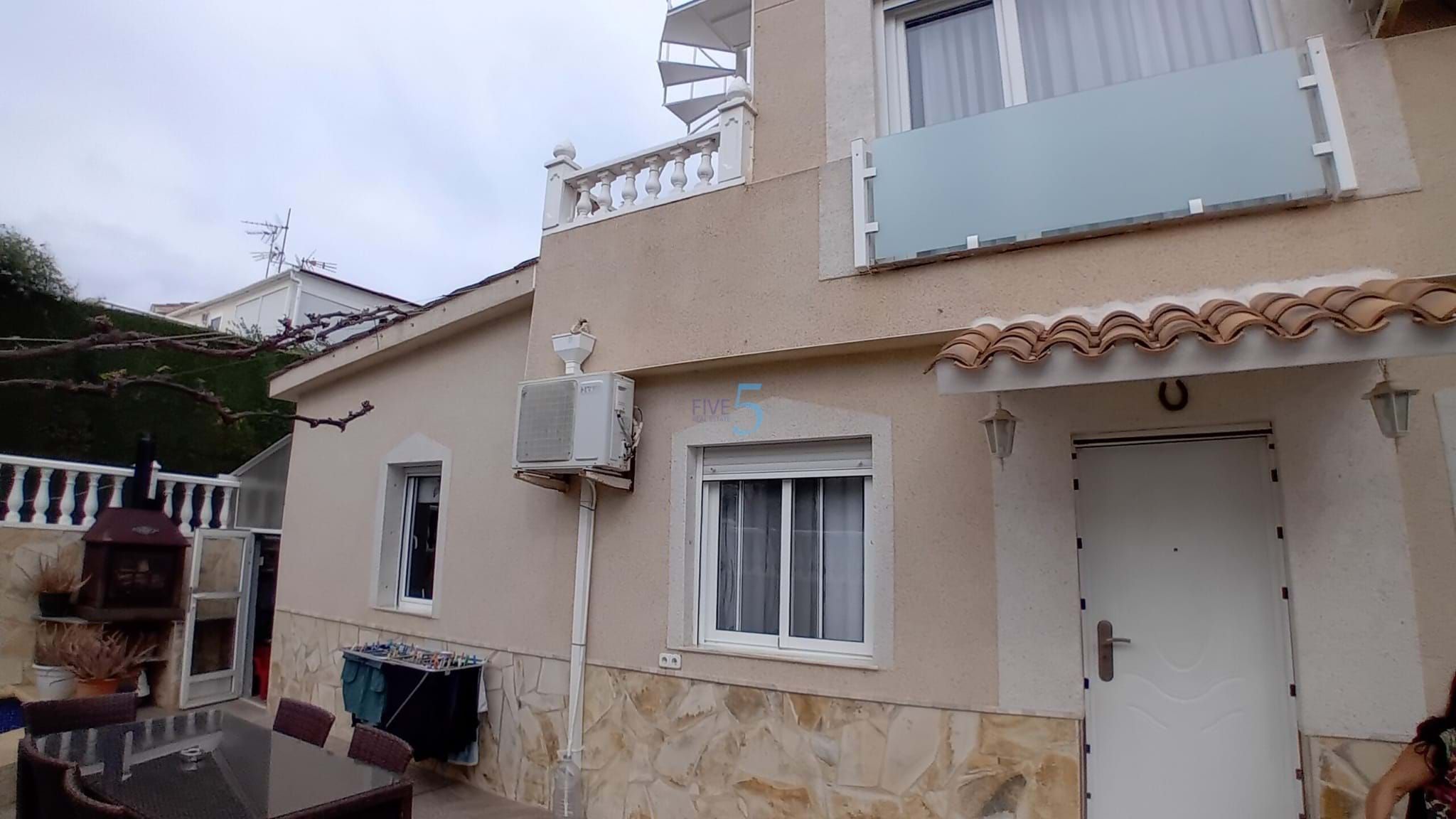 Vista exterior de Casa adosada en venda en Orihuela amb Aire condicionat, Calefacció i Terrassa