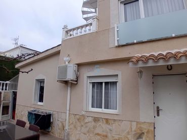 Maison mitoyenne avec balcon à vendre à calle peniscola
