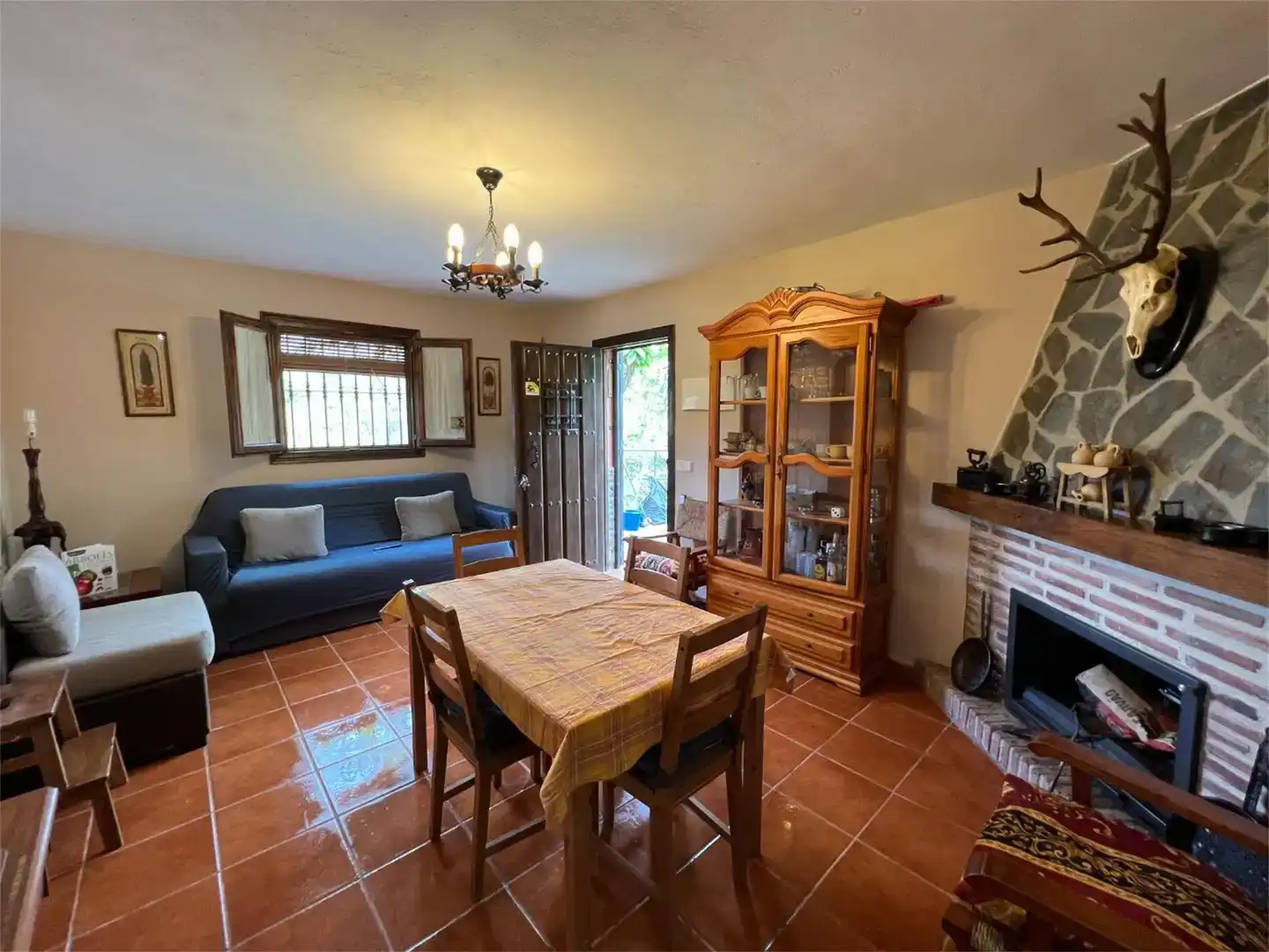 Sala d'estar de Finca rústica en venda en Júzcar amb Jardí privat, Traster i Moblat
