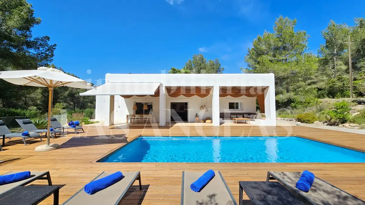 Vista exterior de Finca rústica en venda en Santa Eulària des Riu amb Aire condicionat, Calefacció i Parquet