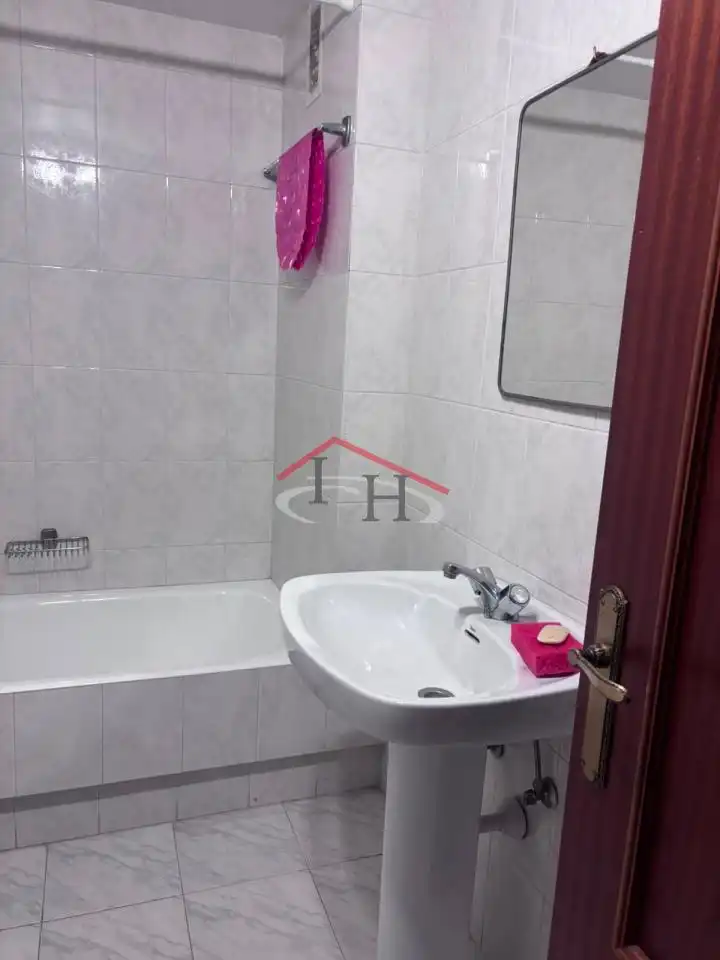 Bany de Pis en venda en León Capital  amb Calefacció, Terrassa i Traster