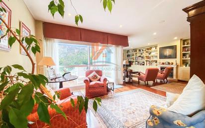 Living room of Single-family semi-detached for sale in Santiago de Compostela 