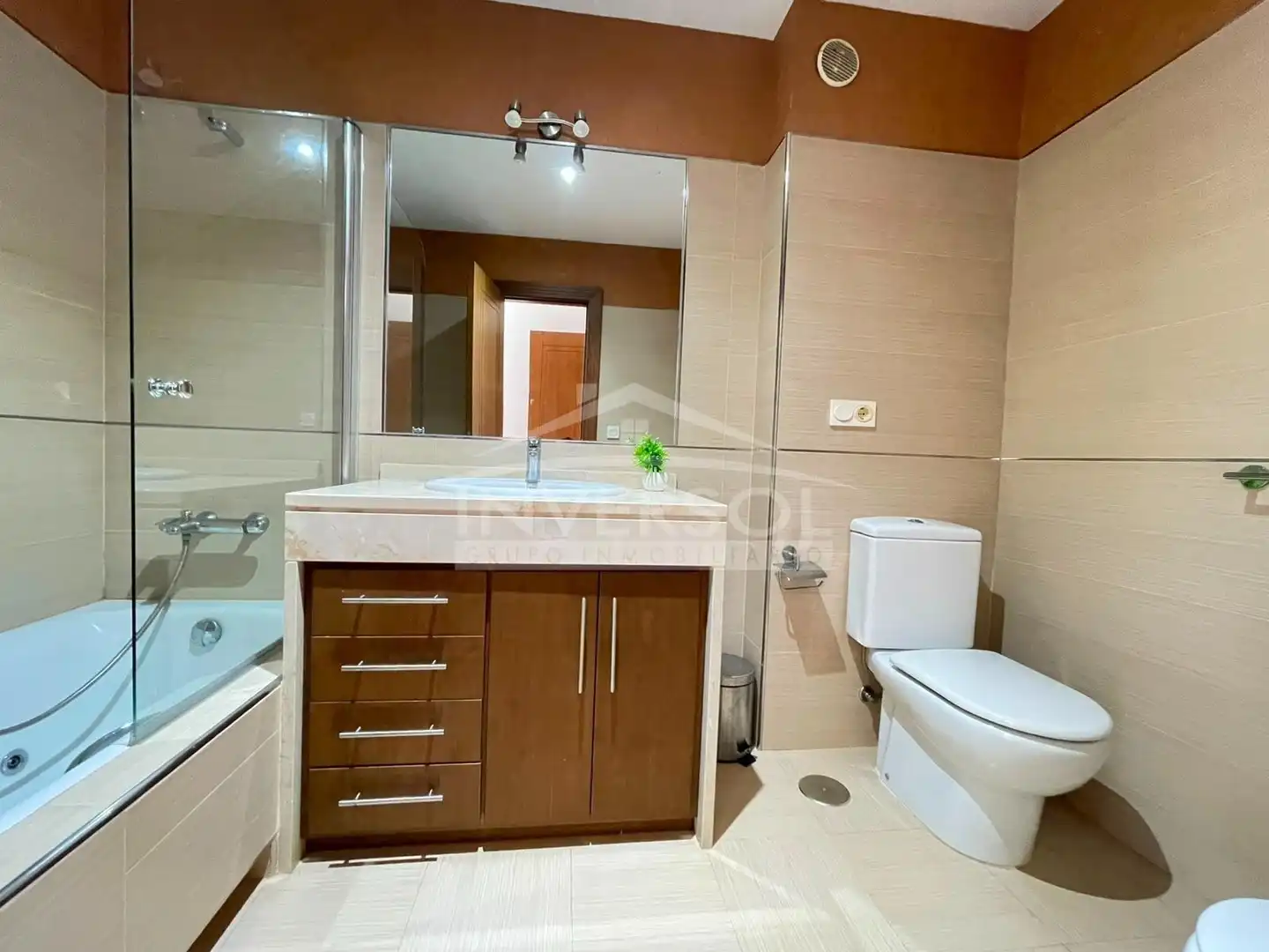 Baño de Piso en venta en El Ejido con Terraza, Horno y Balcón