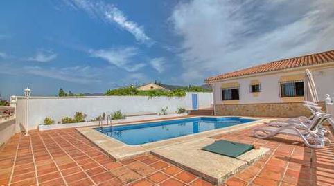 Casa de campo pero en el pueblo Periana con 4 dormitorios, piscina y parking.