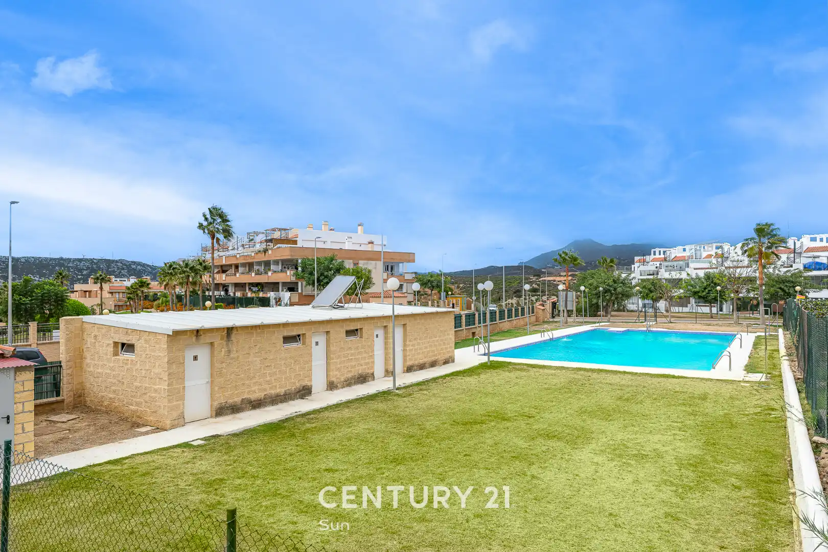 Vista exterior de Pis en venda en Casares amb Jardí privat, Terrassa i Piscina comunitària