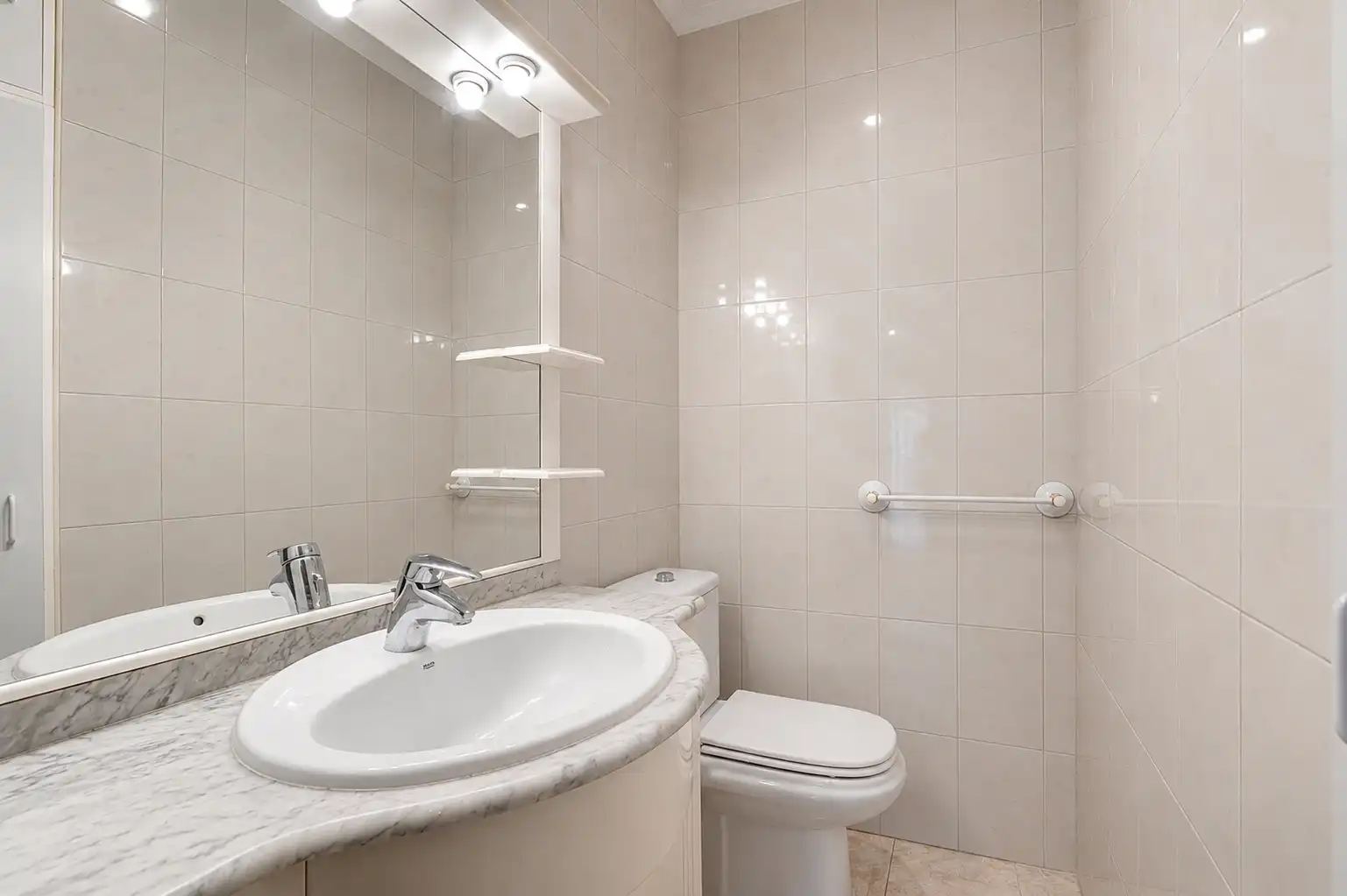 Baño de Piso en venta en Donostia - San Sebastián  con Calefacción y Terraza