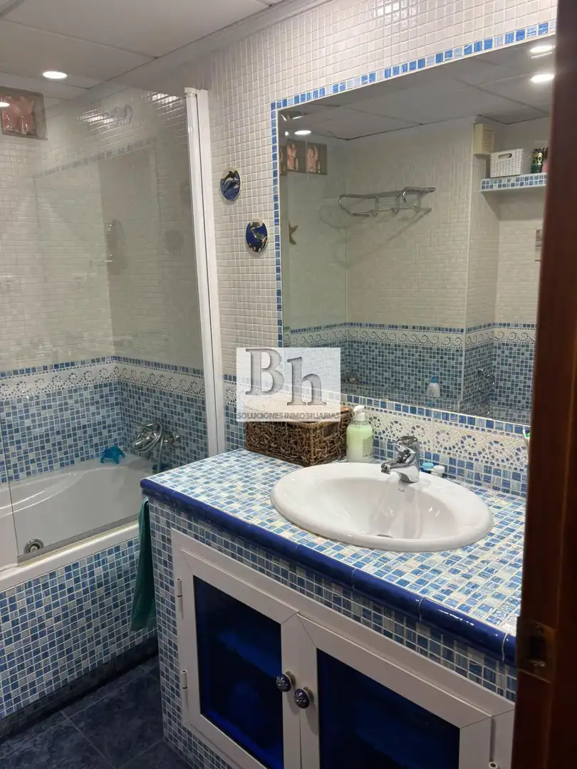 Badezimmer von Wohnung zum Verkauf in Málaga mit Klimaanlage, Privatgarten und Parkett
