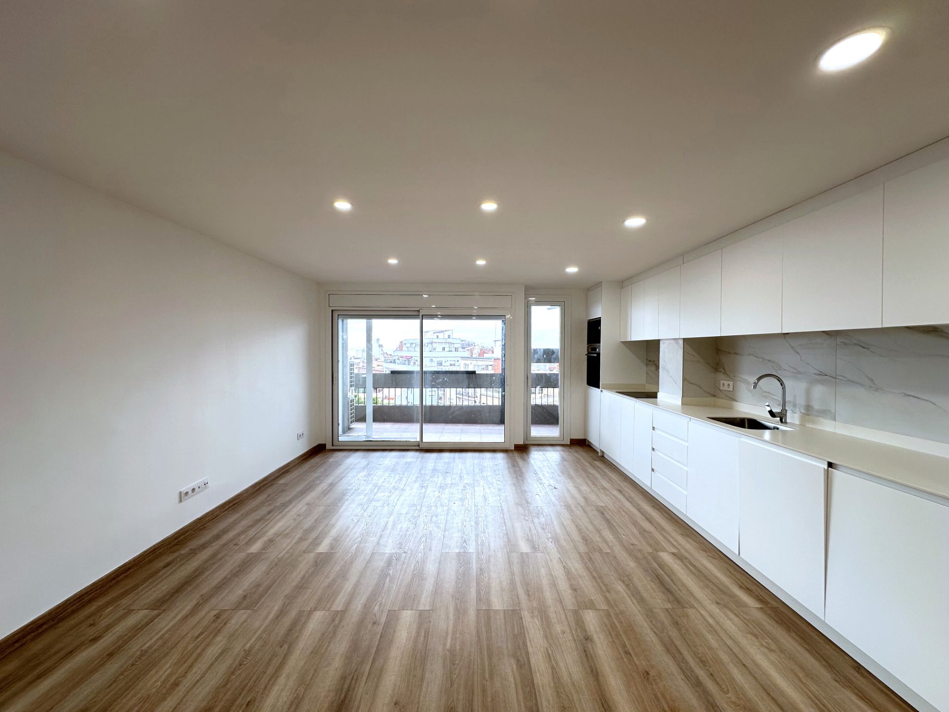 Living room of Flat for sale in Badalona  with Air Conditioner, Heating and Parquet flooring