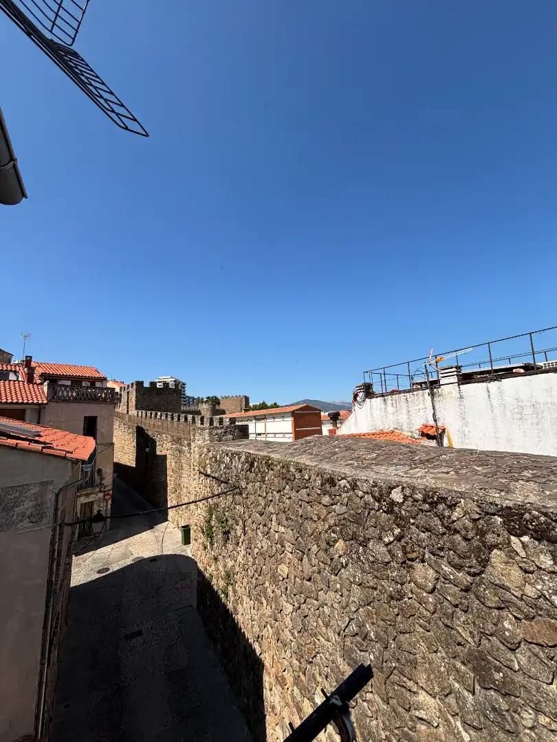 Vista exterior de Casa adosada en venda en Plasencia amb Calefacció i Balcó