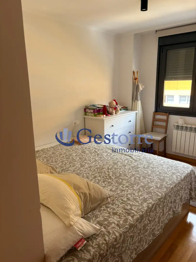 Schlafzimmer von Wohnung zur Miete in Oviedo  mit Heizung, Privatgarten und Parkett