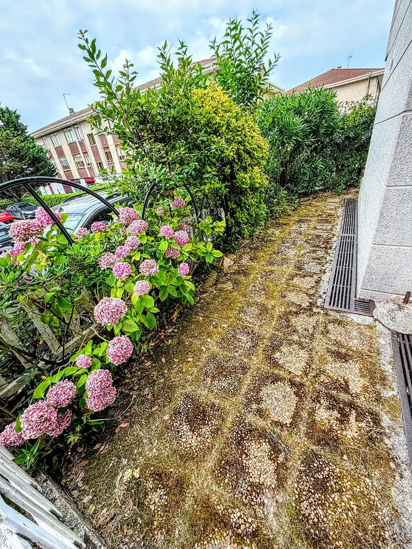 Außenansicht von Erdgeschoss zum Verkauf in Noja mit Privatgarten, Terrasse und Balkon