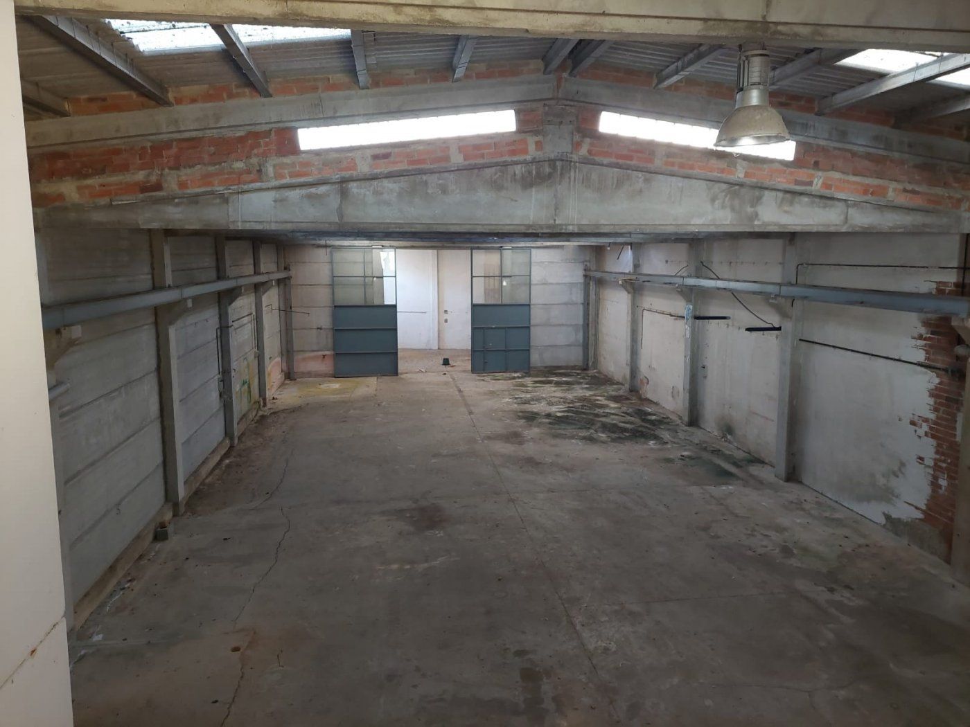 Industrial buildings to rent in Centre