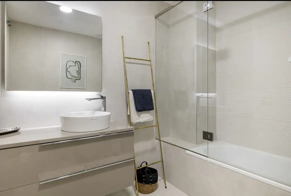 Bany de Apartament en venda en Estepona amb Aire condicionat, Calefacció i Jardí privat