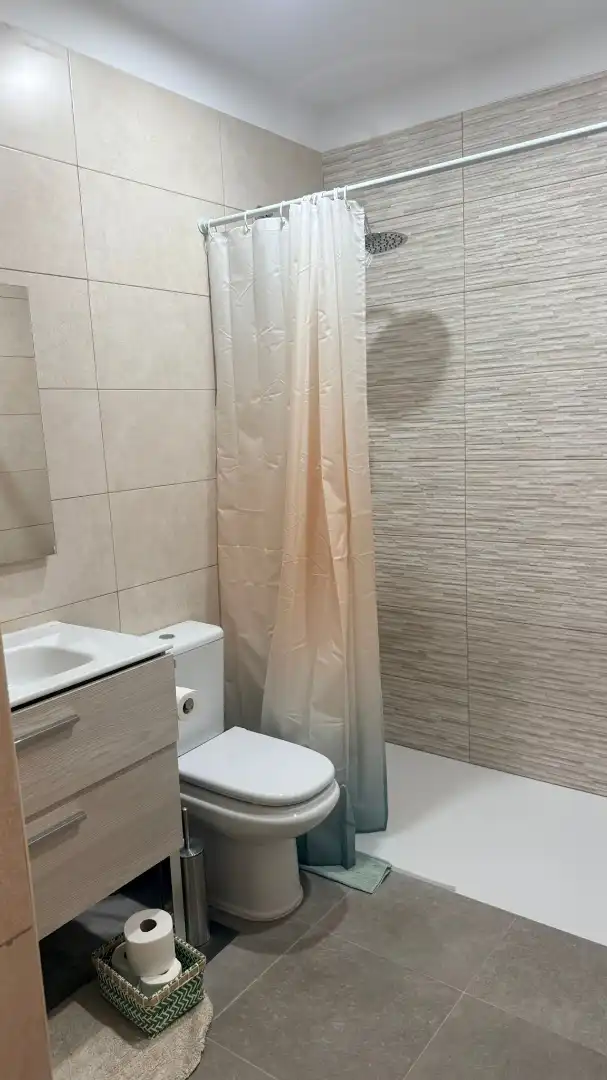 Badezimmer von Wohnung zur Miete in Candelaria mit Klimaanlage, Abstellraum und Möbliert