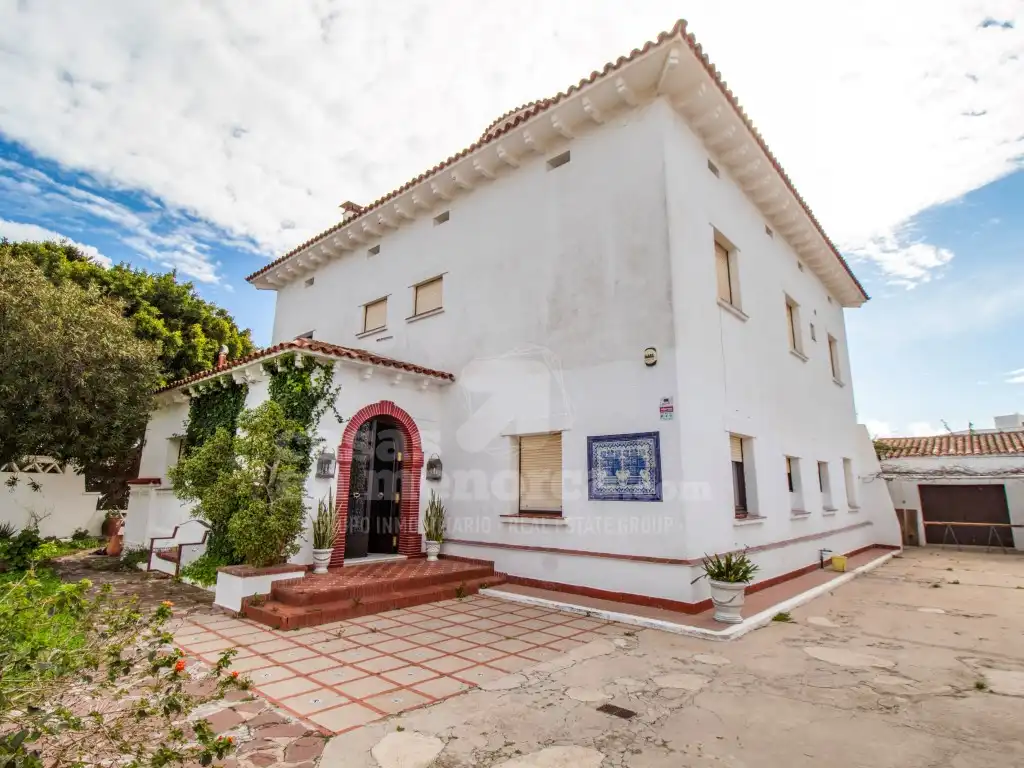 Vista exterior de Casa o xalet en venda en Maó - Mahón amb Jardí privat, Terrassa i Piscina