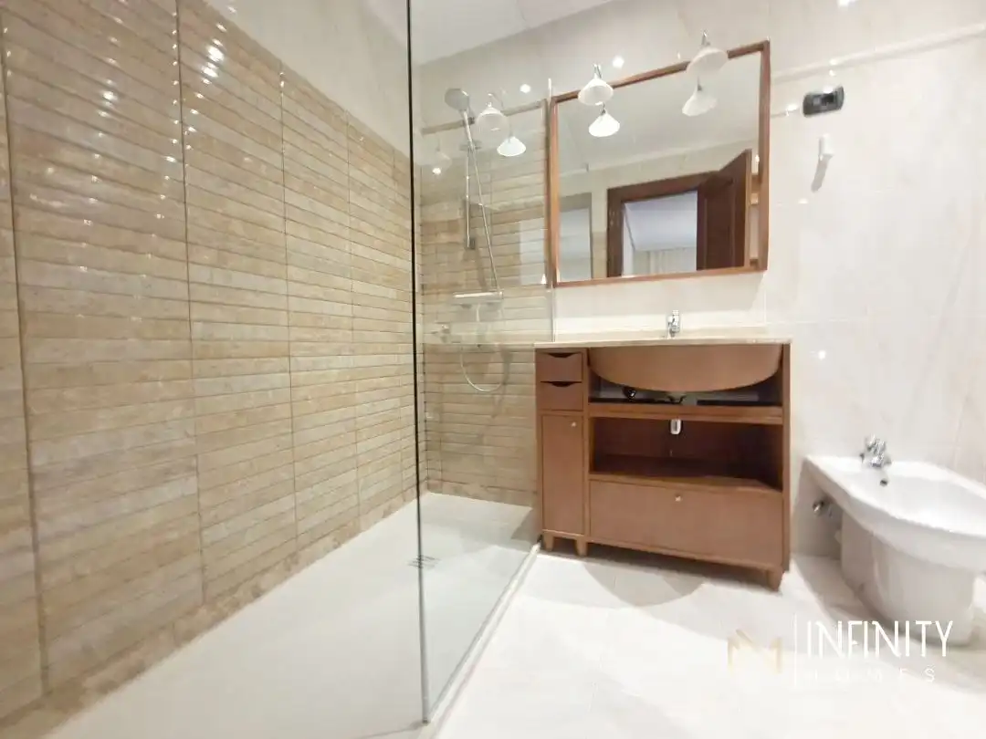 Badezimmer von Maisonette zur Miete in Bilbao  mit Heizung, Privatgarten und Terrasse