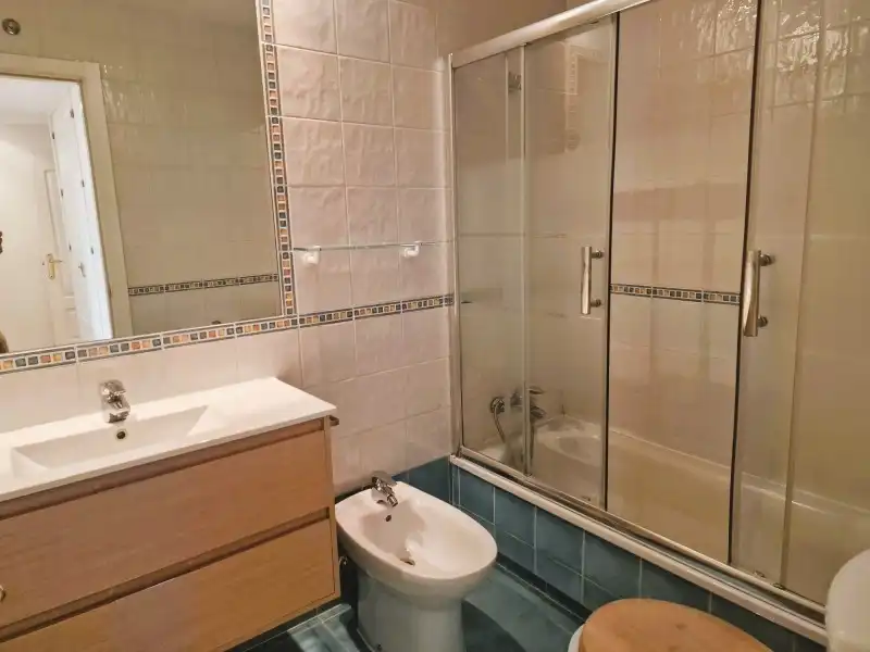Bathroom of Flat for sale in Madrid  with Air Conditioner, Heating and Parquet flooring