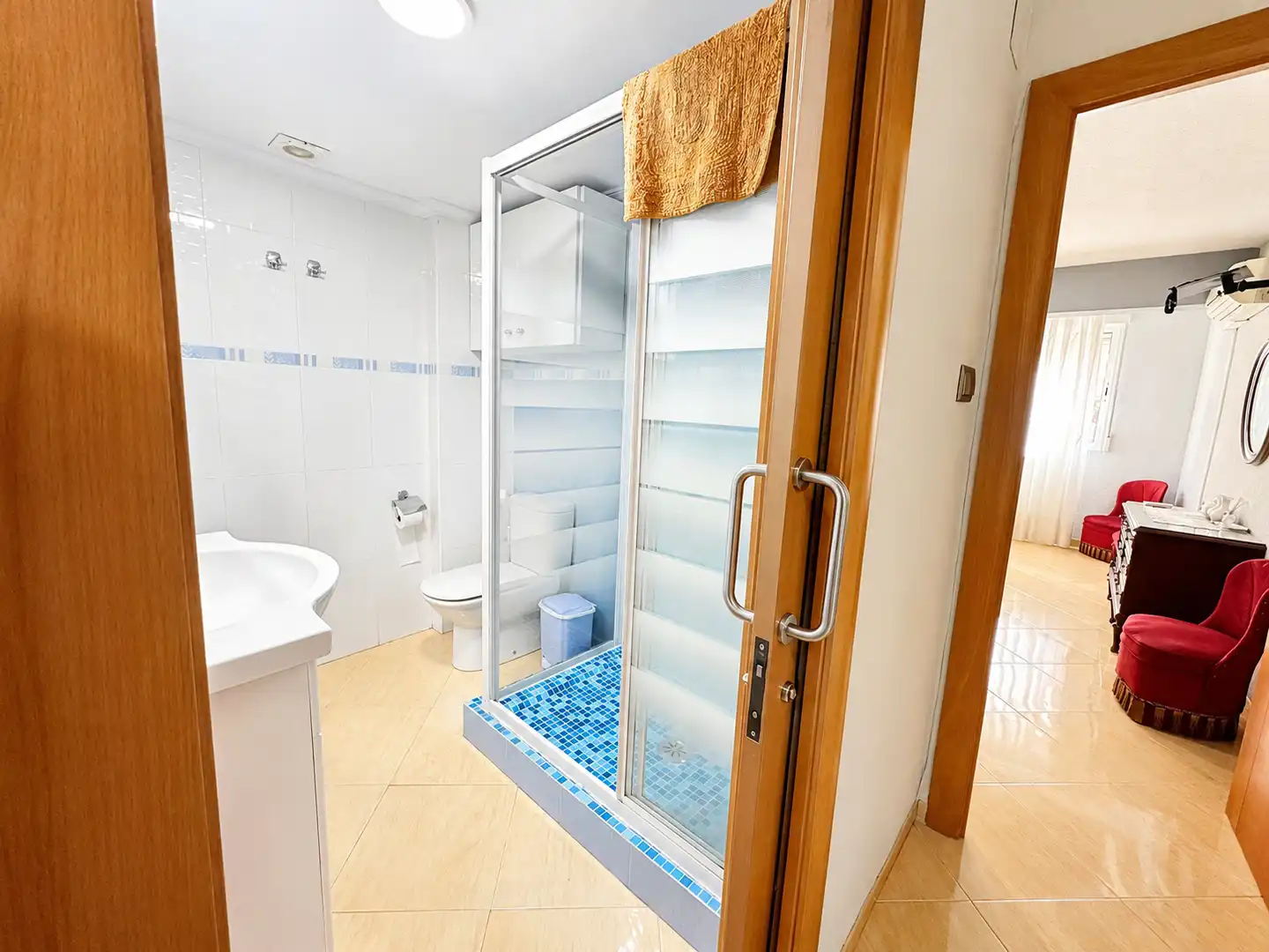 Bathroom of Flat for sale in Valencia  with Air Conditioner, Furnished and Oven