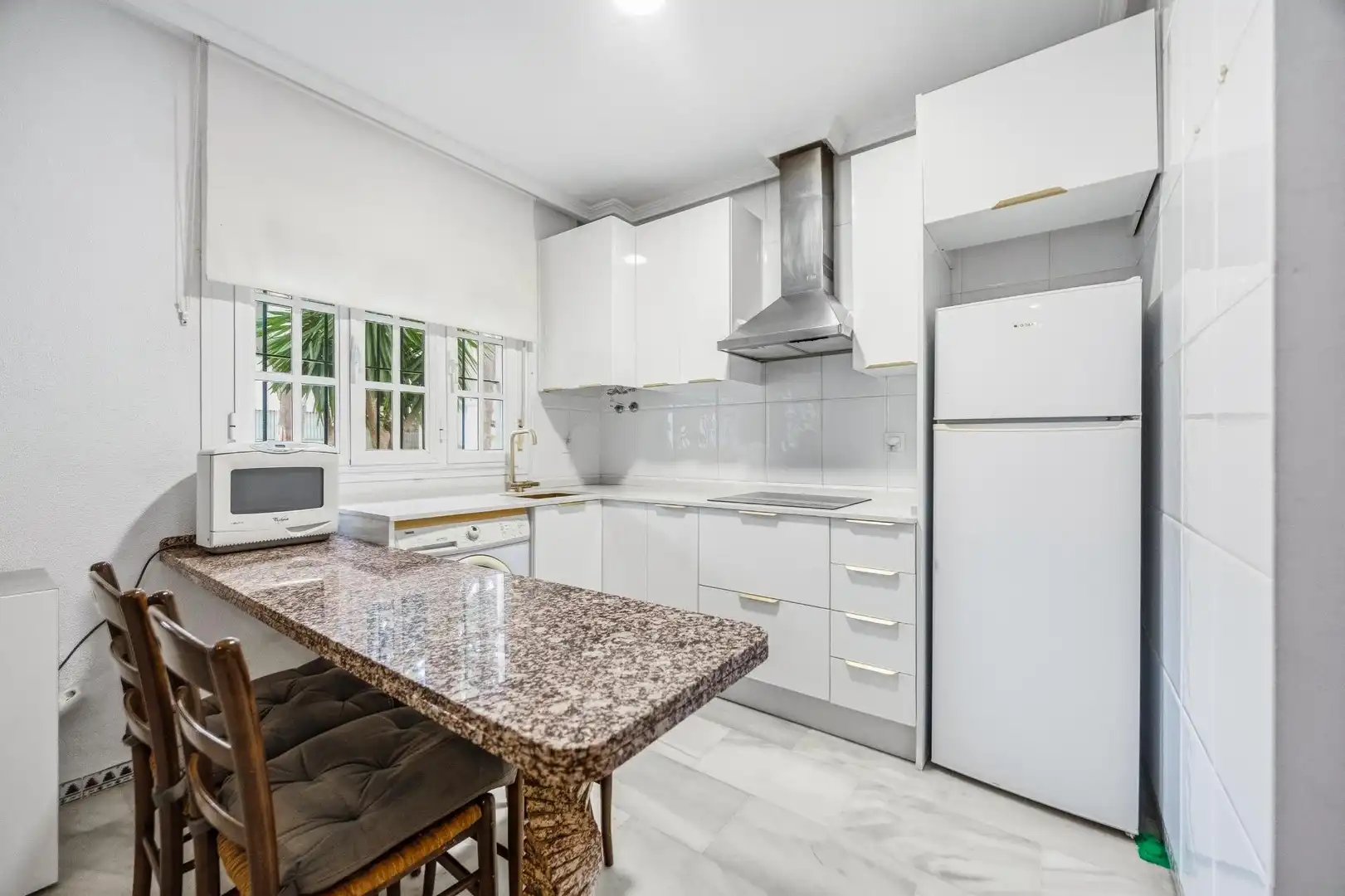 Cuina de Apartament en venda en Chiclana de la Frontera amb Jardí privat, Terrassa i Moblat