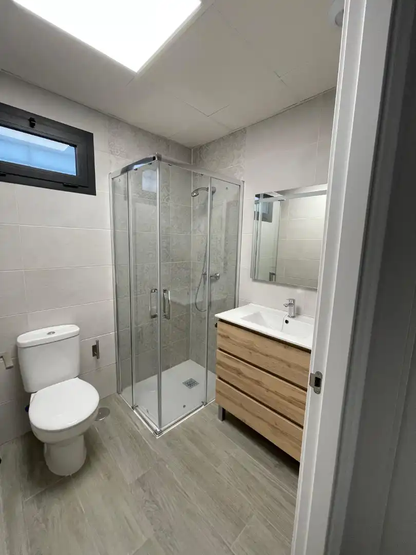 Badezimmer von Wohnung zur Miete in La Rinconada mit Klimaanlage, Heizung und Terrasse