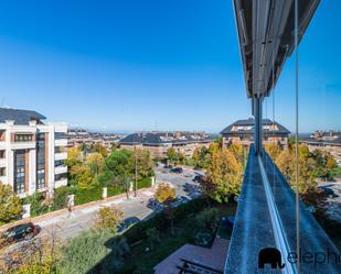 Vista exterior de Àtic en venda en Majadahonda amb Aire condicionat, Calefacció i Jardí privat