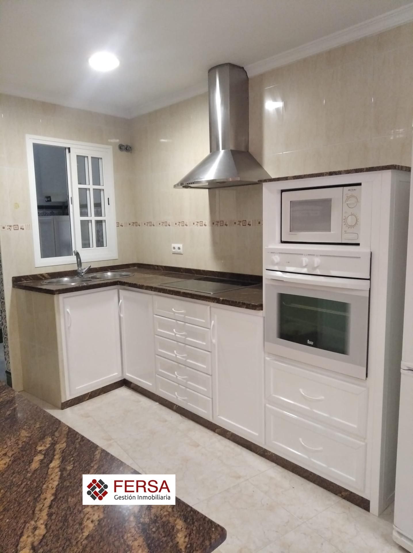 Cuina de Casa o xalet en venda en El Puerto de Santa María amb Aire condicionat, Calefacció i Jardí privat