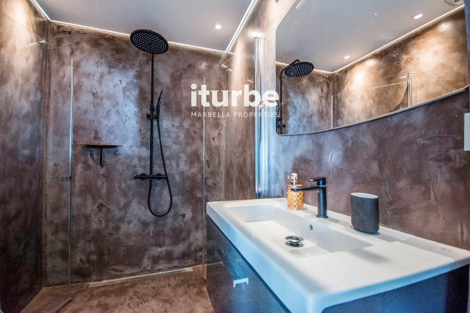 Baño de Piso en venta en Marbella con Terraza, Piscina y Amueblado