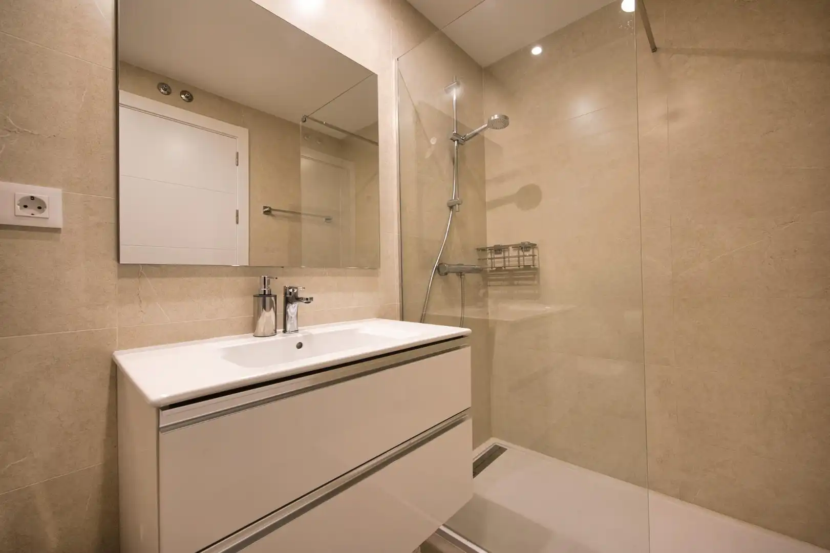 Badezimmer von Wohnung zum Verkauf in Alicante / Alacant mit Klimaanlage, Heizung und Terrasse
