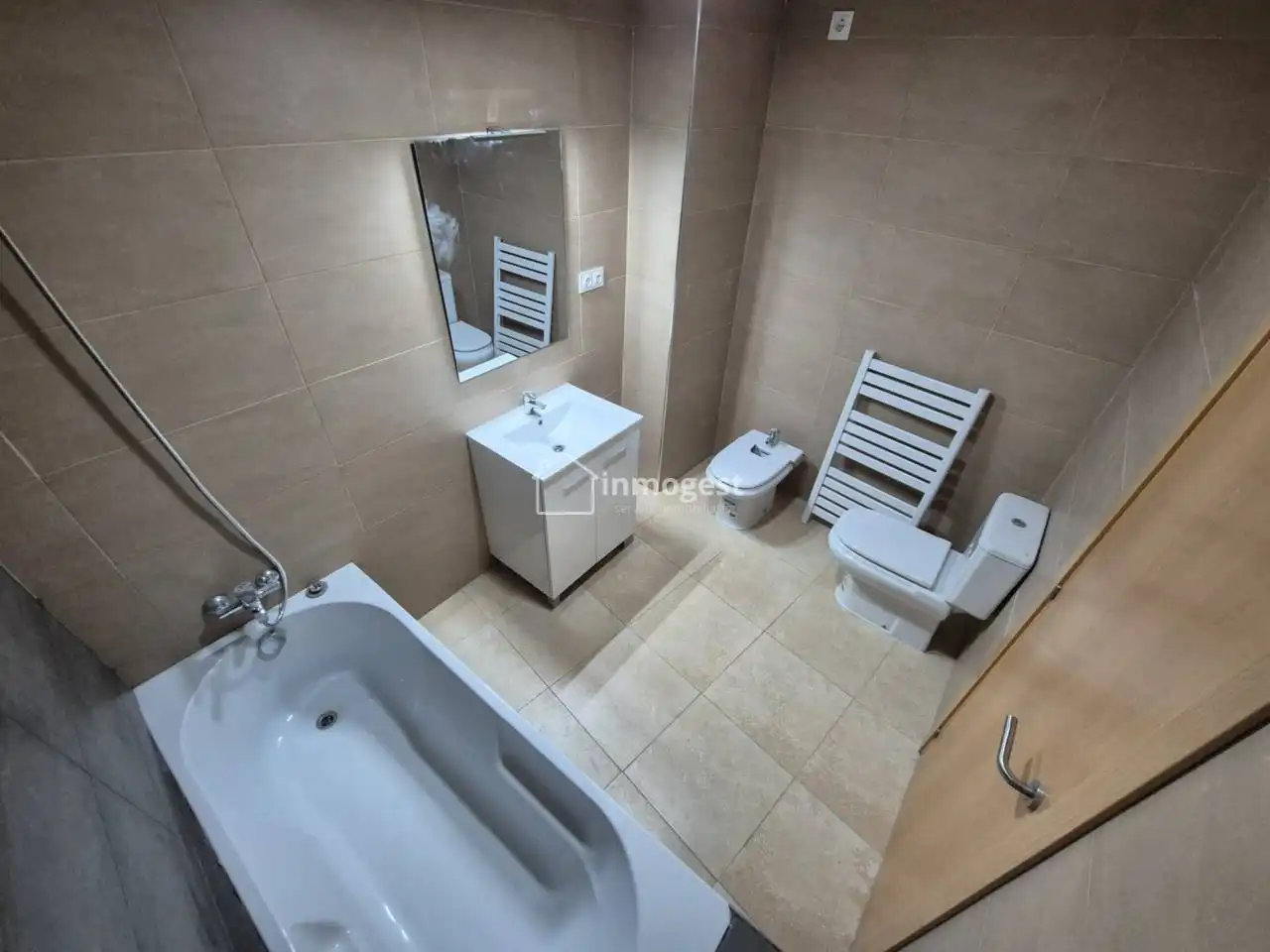 Baño de Piso en venta en Flaçà con Aire acondicionado, Calefacción y Jardín privado