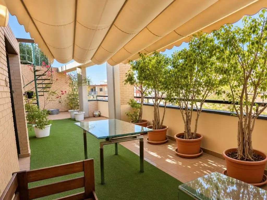 Terrasse von Dachboden zur Miete in Alicante / Alacant mit Terrasse, Abstellraum und Möbliert