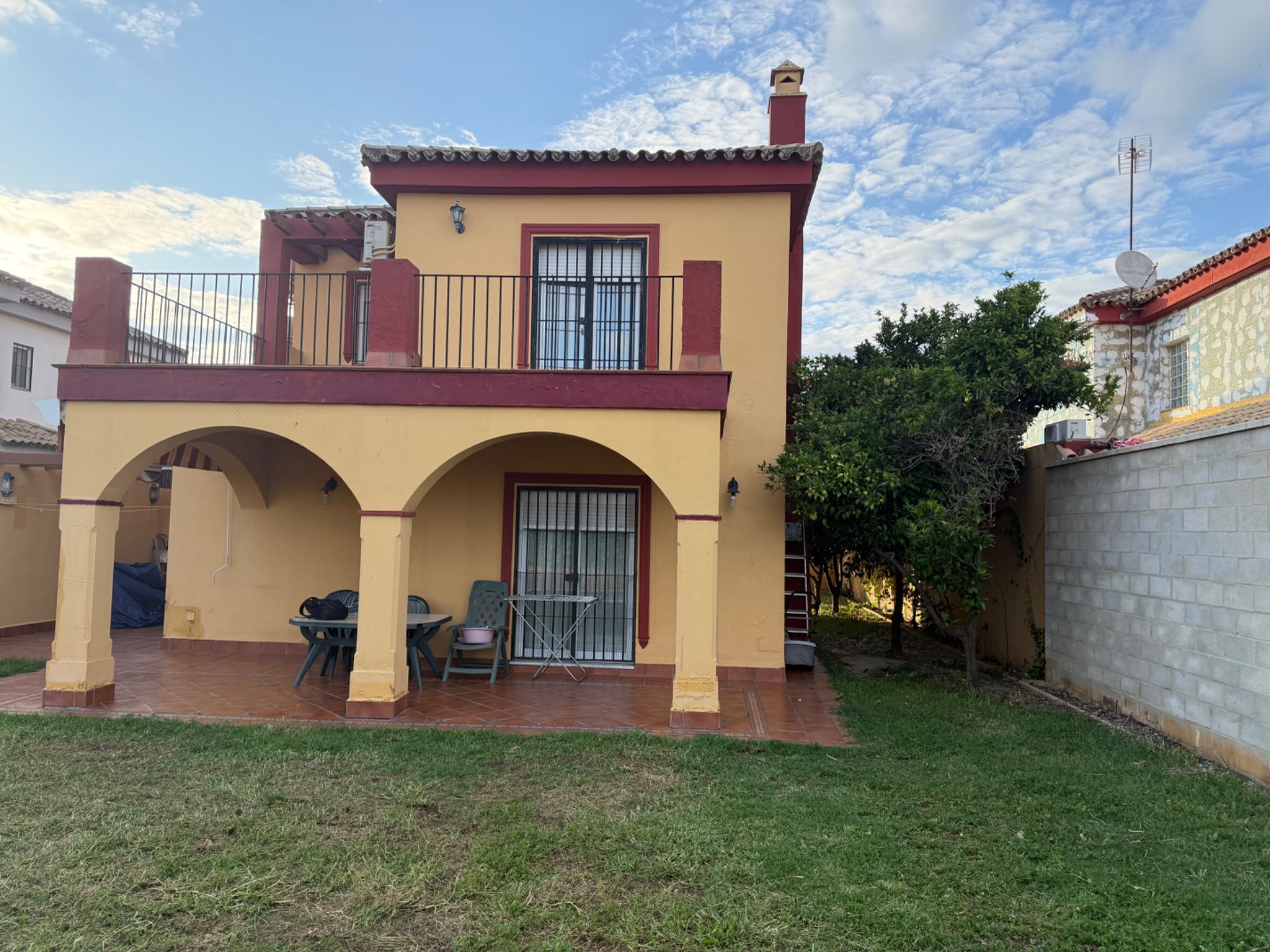 Vista exterior de Casa o xalet en venda en Bormujos amb Aire condicionat, Calefacció i Jardí privat