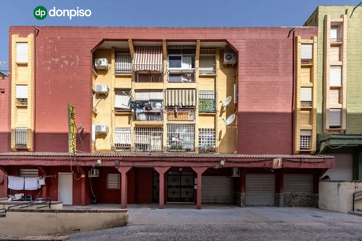 Vista exterior de Piso en venta en Granada con Alarma