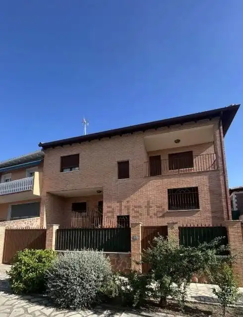 Casa bifamiliare in vendita a Colmenar de Oreja
