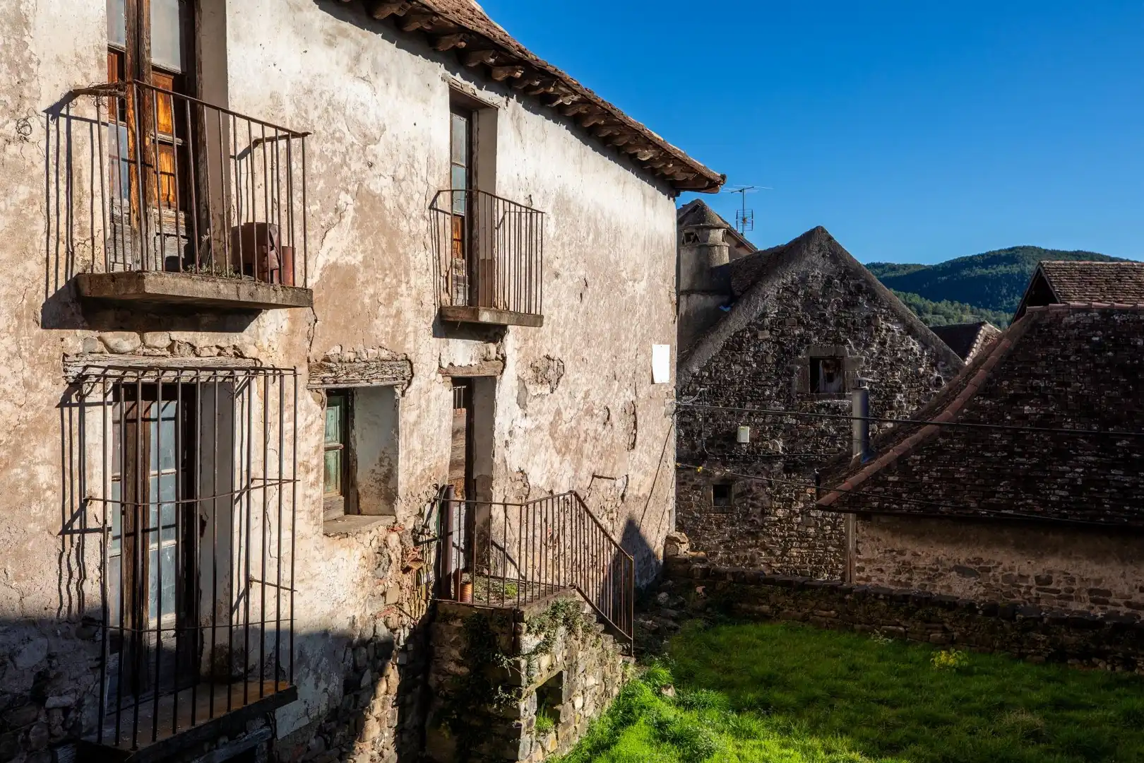 Vista exterior de Finca rústica en venda en Valle de Hecho amb Jardí privat