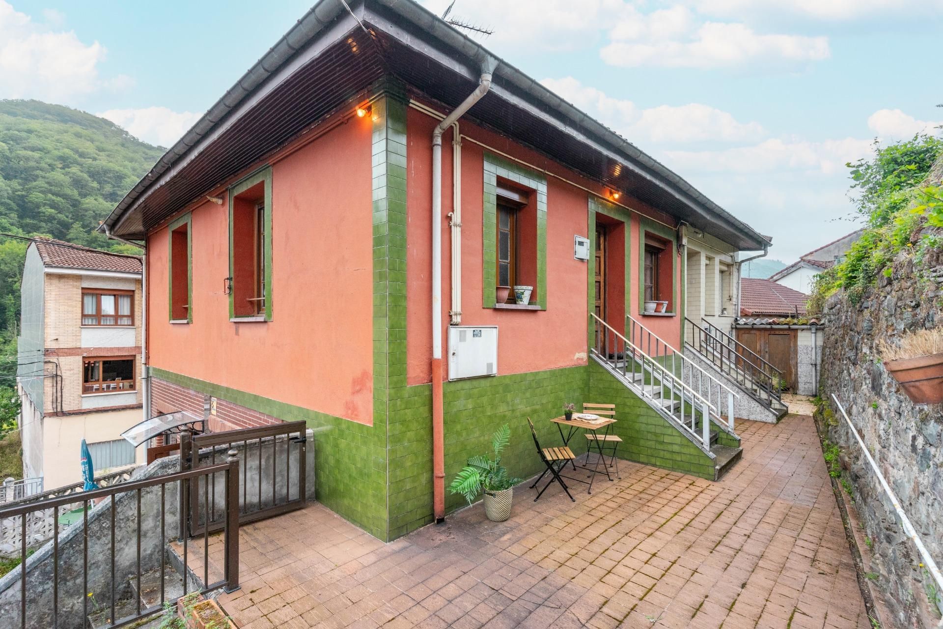 Vista exterior de Casa adosada en venda en Mieres (Asturias)