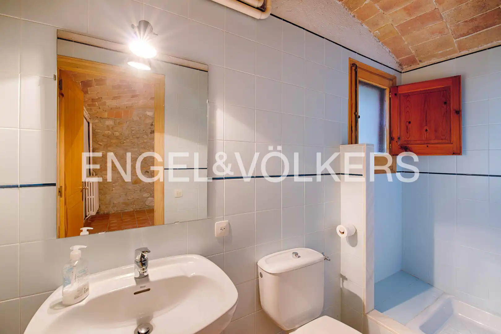 Baño de Casa adosada en venta en Cabanelles con Calefacción, Jardín privado y Terraza