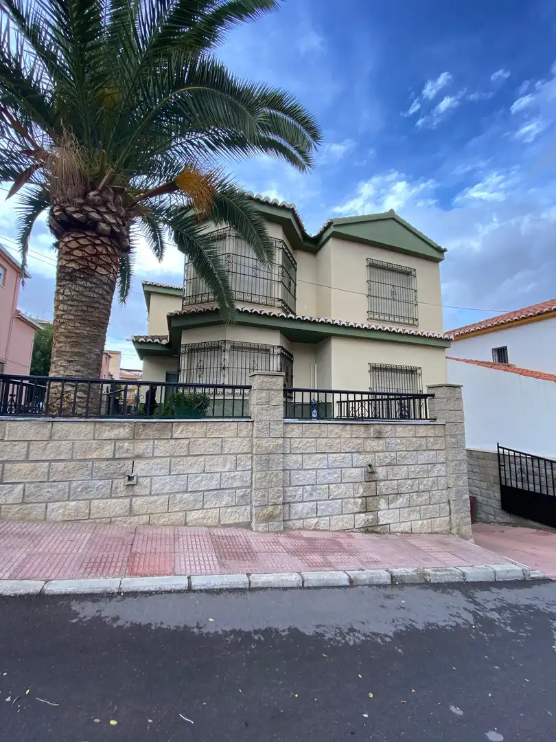Vista exterior de Casa o xalet en venda en Guadix amb Terrassa i Moblat