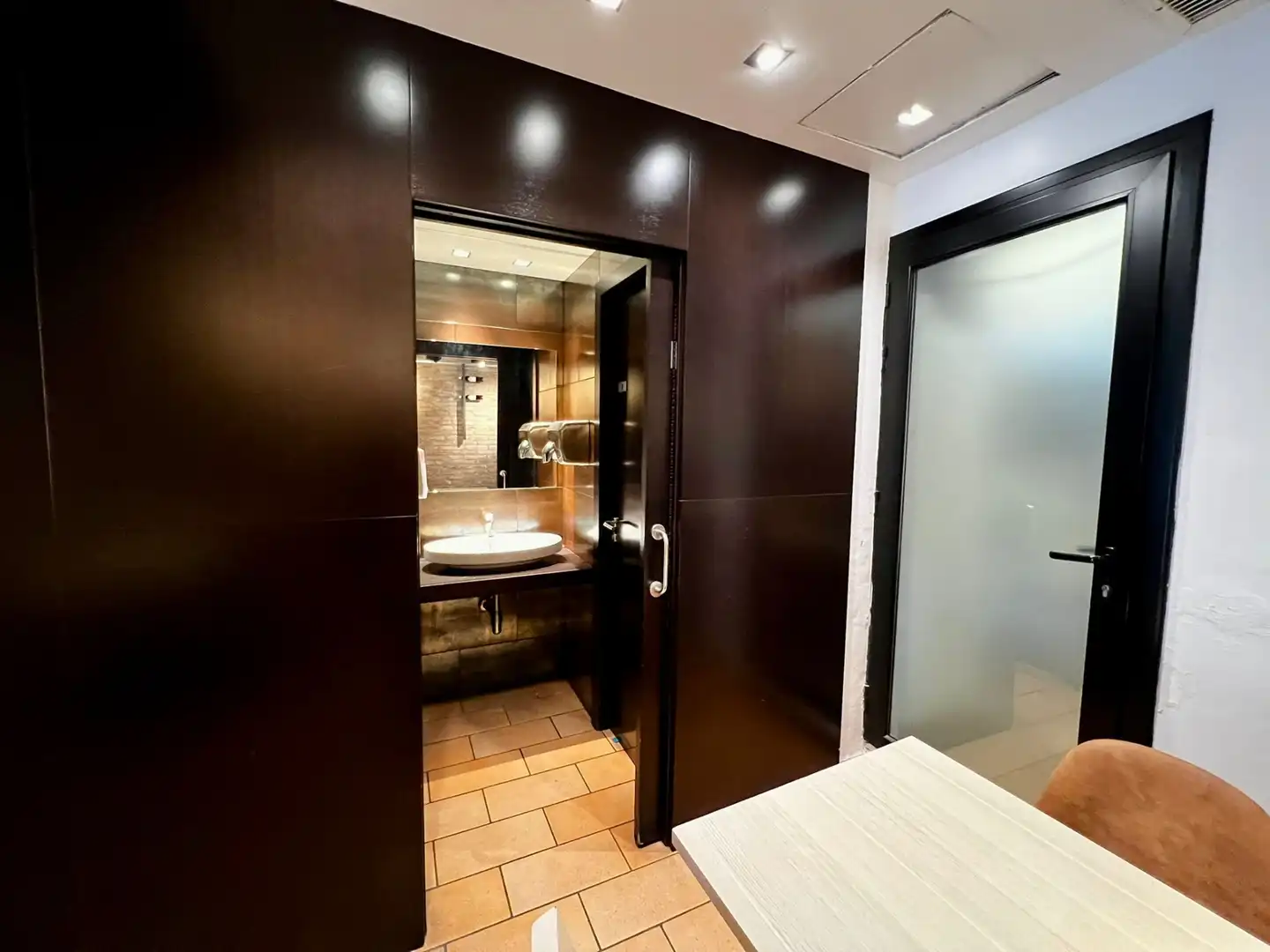 Baño de Local en traspaso en Sant Adrià de Besòs con Aire acondicionado, Calefacción y Internet