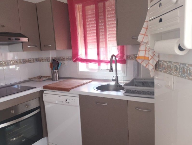 Küche von Wohnung zum Verkauf in Motril mit Klimaanlage, Terrasse und Abstellraum