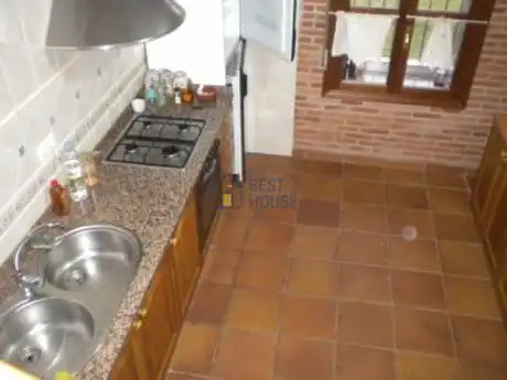 Cuina de Casa o xalet en venda en Villamañán amb Calefacció, Jardí privat i Parquet