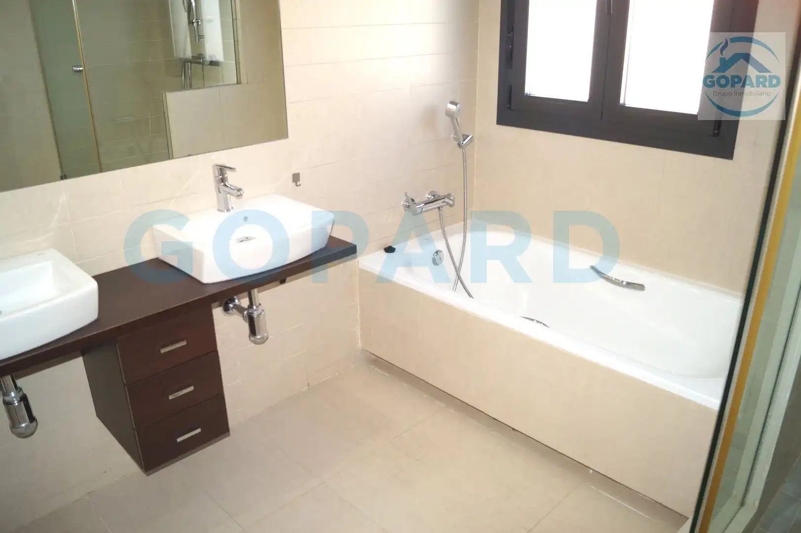 Baño de Casa adosada de alquiler en Villanueva de la Cañada con Aire acondicionado, Calefacción y Jardín privado