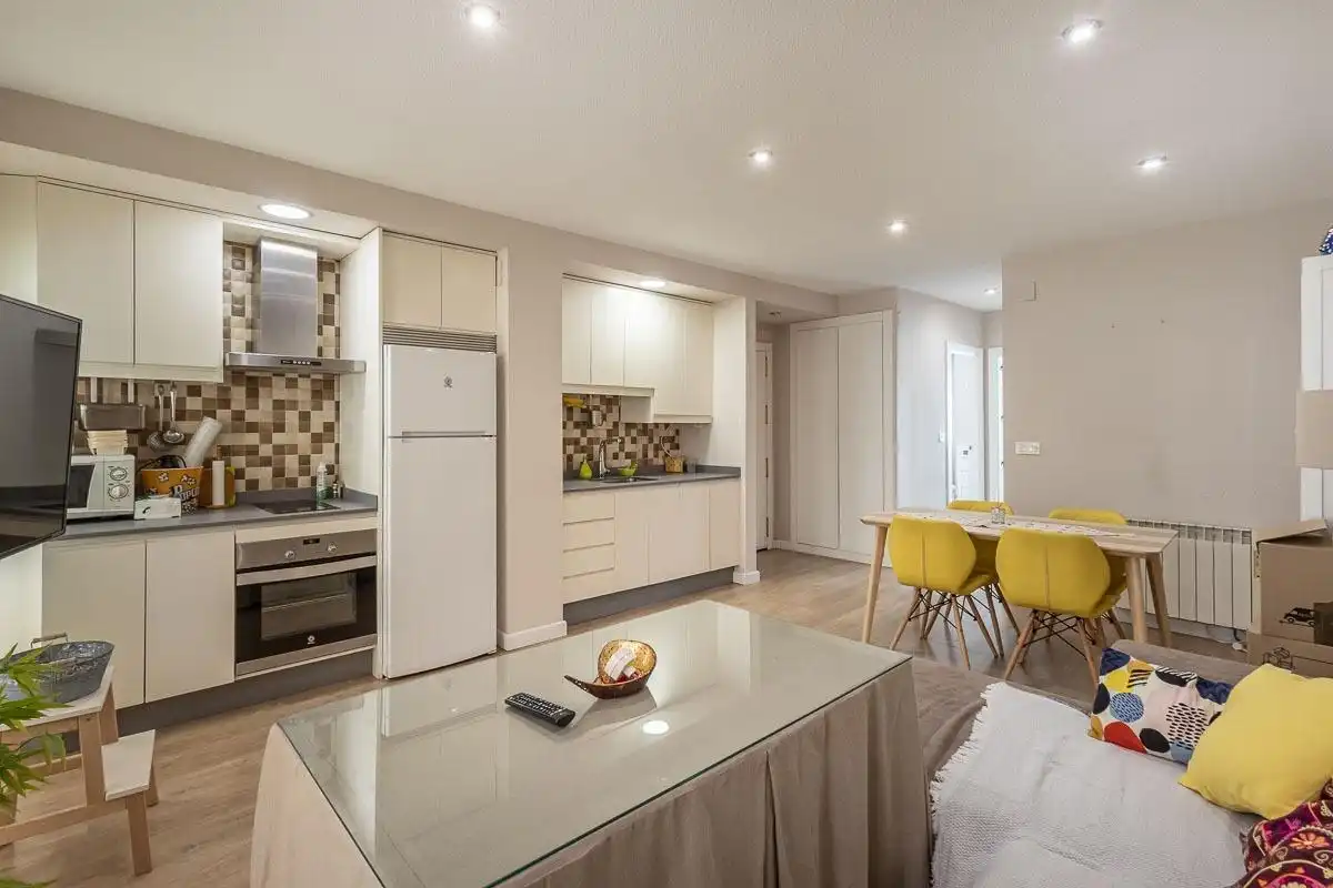 Flat for sale in Calle Hinojosa 12, imagen 2