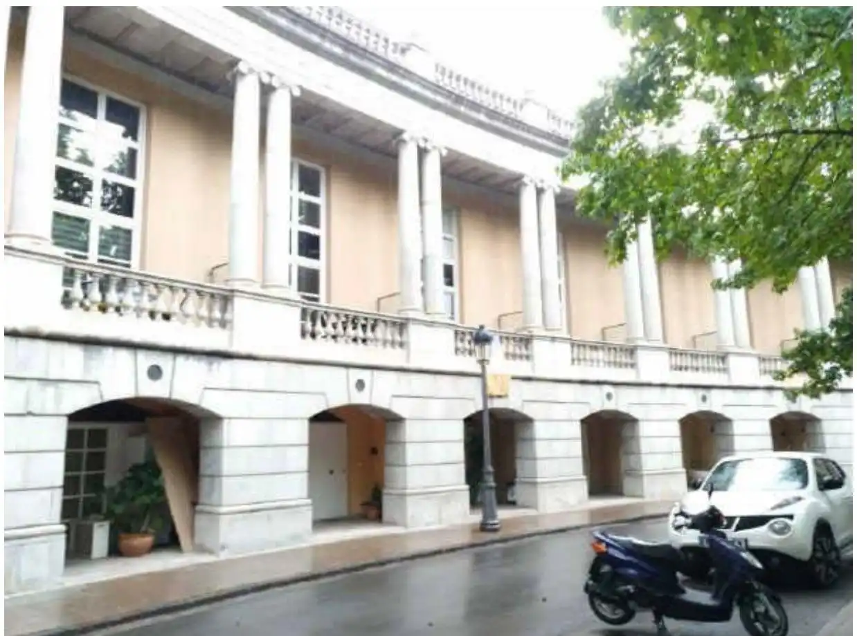 Vista exterior de Casa adosada en venda en Olot amb Balcó