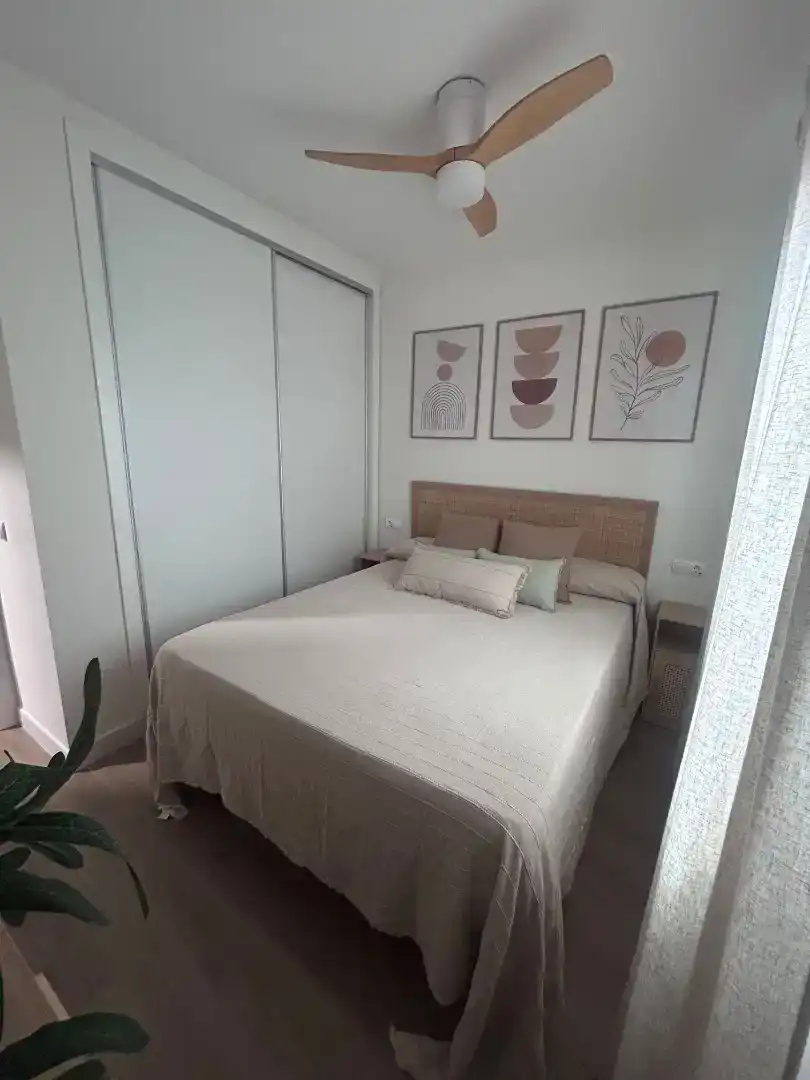 Dormitori de Apartament de lloguer en El Puerto de Santa María amb Aire condicionat i Moblat