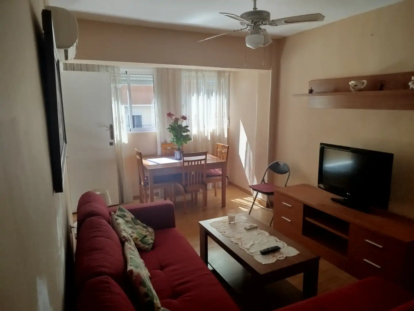 Sala d'estar de Pis de lloguer en Alicante / Alacant amb Aire condicionat, Moblat i Rentadora