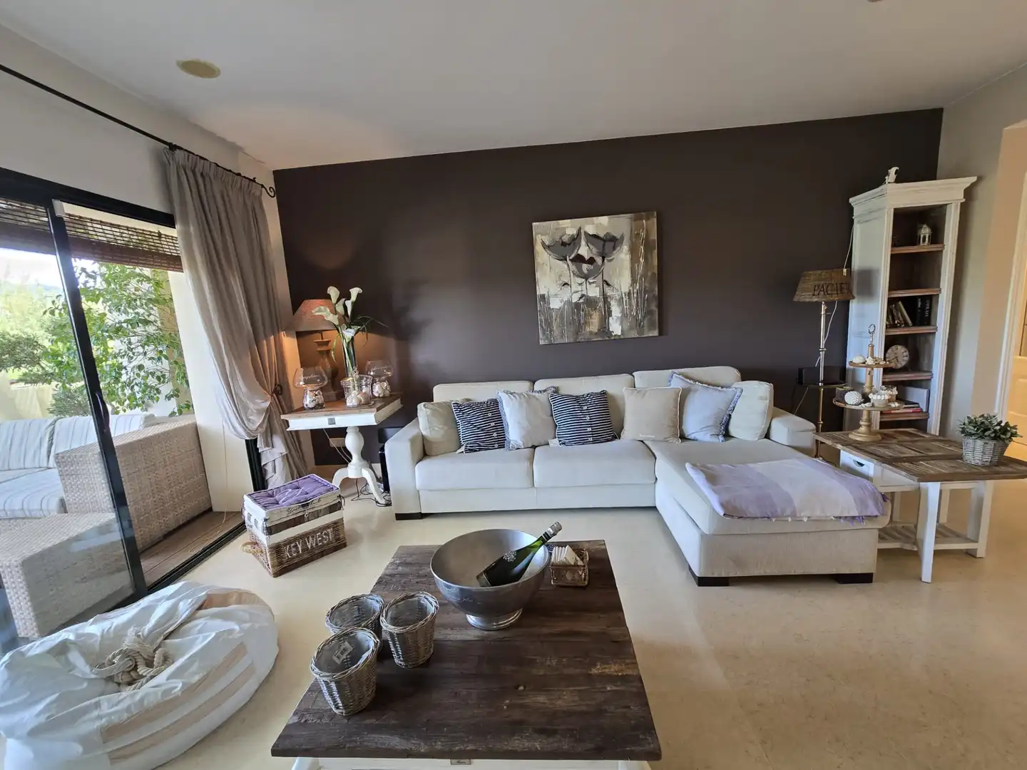 Sala de estar de Piso en venta en Benahavís con Aire acondicionado, Terraza y Trastero