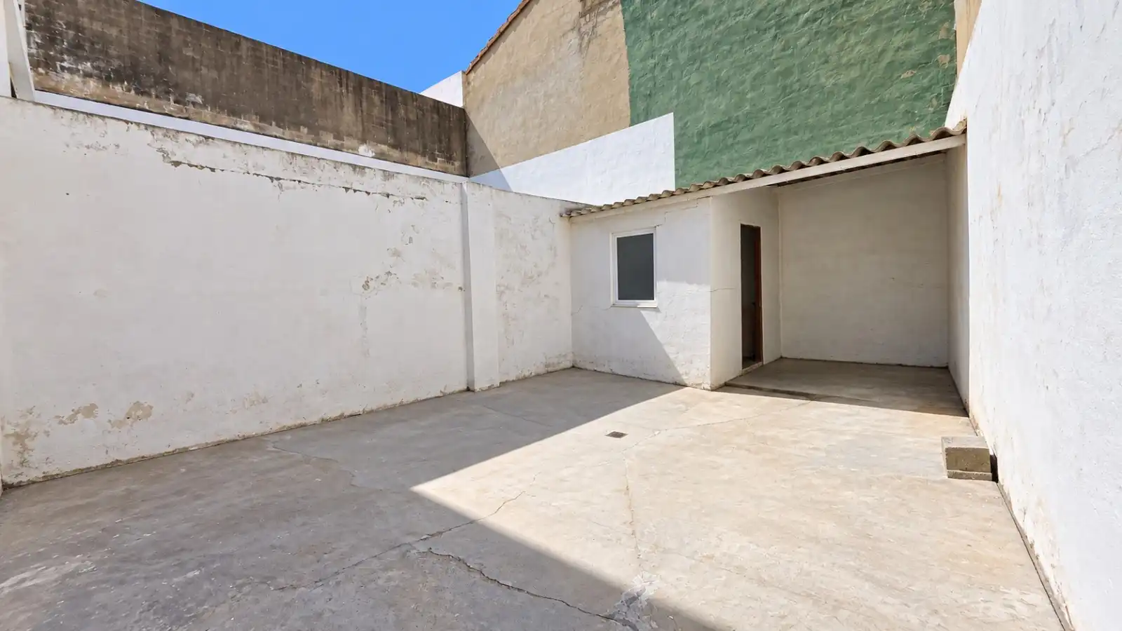 Vista exterior de Local en venda en Valencia amb Terrassa