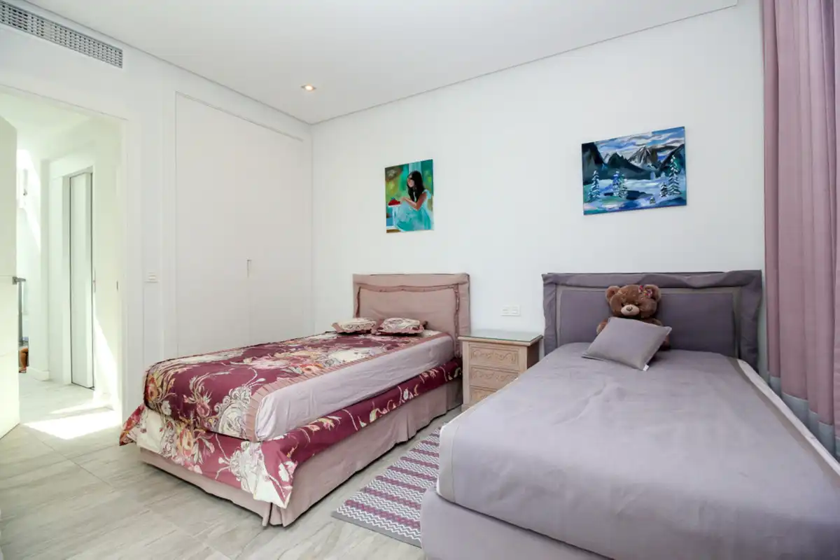 Dormitori de Casa adosada de lloguer en Marbella amb Aire condicionat, Terrassa i Piscina