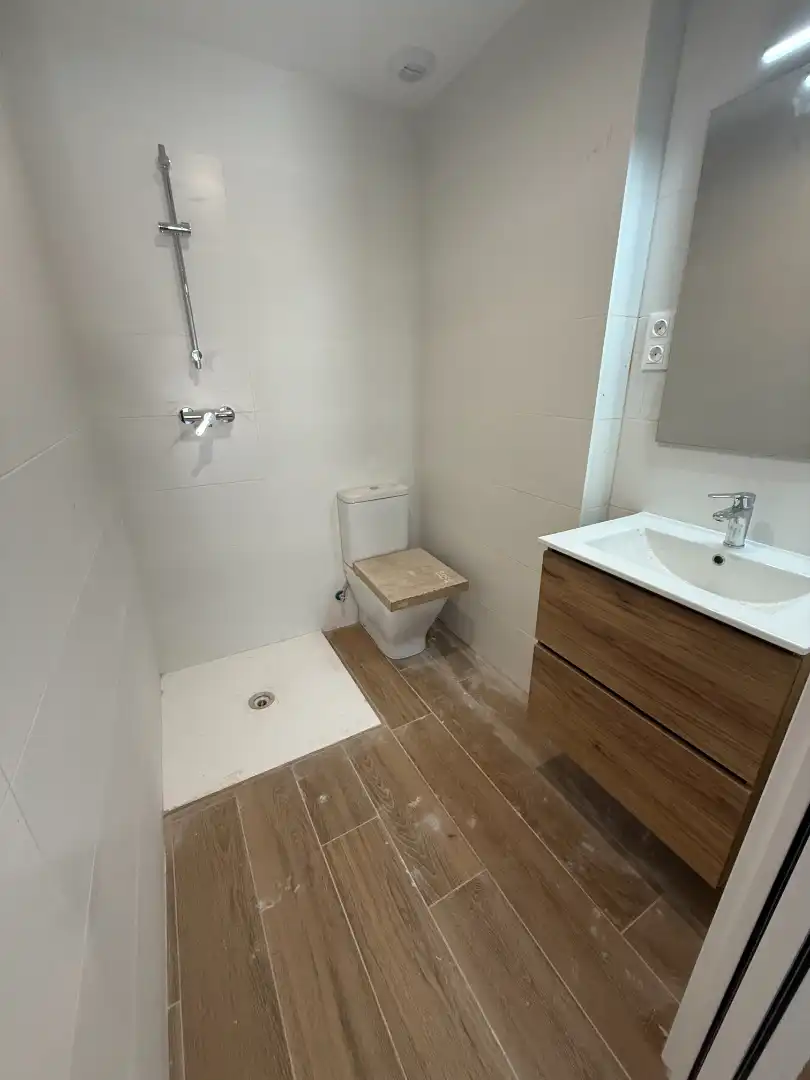 Bathroom of Flat for rent in Tiana  with Air Conditioner, Heating and Oven