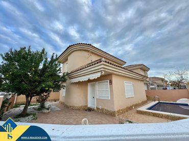 Chalet con piscina en venta en Los Balcones - Los Altos